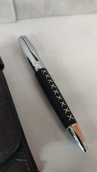 Bolígrafo y funda de piel negra en estuche