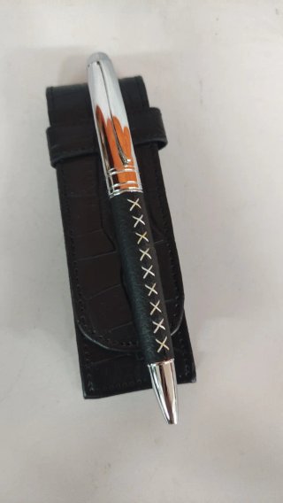 Bolígrafo y funda de piel negra en estuche