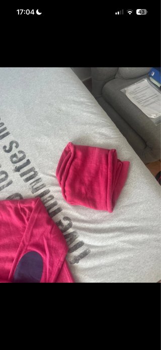 Jersey rosa Hannover con su bufanda