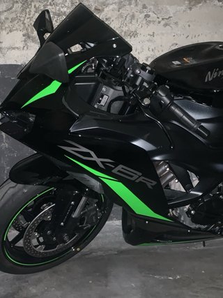 Kawasaki ZX-6R 2025 con 840€ en extras.