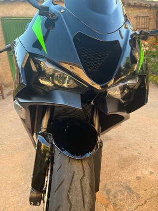 Kawasaki ZX-6R 2025 con 840€ en extras.
