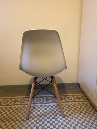 Silla estilo Eames blanca y madera