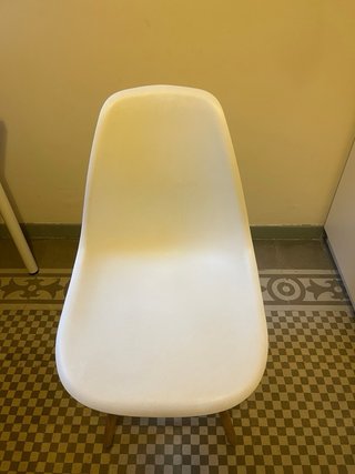 Silla estilo Eames blanca y madera