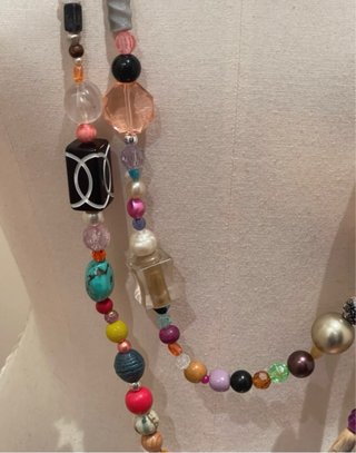 Lunga collana super colorata con perle