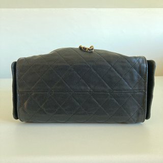 Borsa Nera con Dettagli Oro