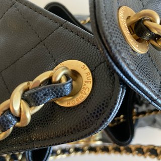 Borsa Nera con Dettagli Oro