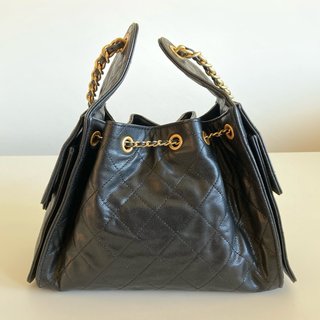 Borsa Nera con Dettagli Oro