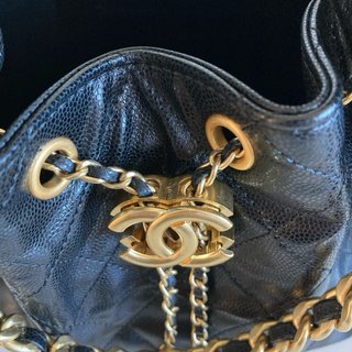Borsa Nera con Dettagli Oro