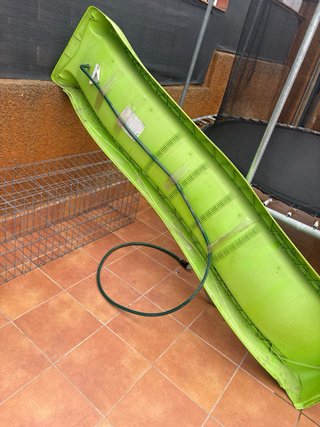 Tobogán verde para piscina o jardin