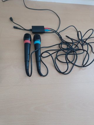 PS4 Slim Negra+2 Mandos+Cargador+2 micro SingStar