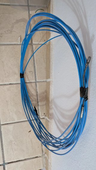 Cable de red azul para desatascar.