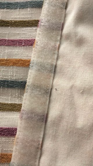 Bando para cortinas de tela con rayas .