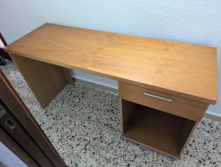 Escritorio de madera marrón