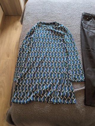 Vestido estampado y pantalón de cuero marrón