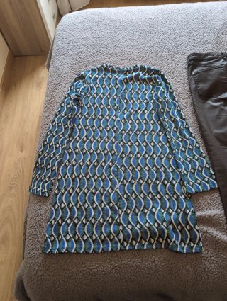 Vestido estampado y pantalón de cuero marrón