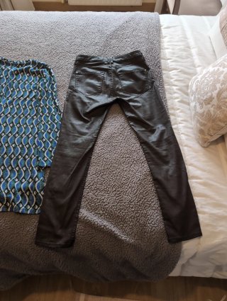 Vestido estampado y pantalón de cuero marrón