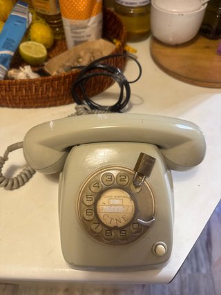 Teléfono antiguo beige con candado