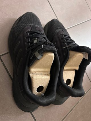Scarpe sportive Adidas nere leggere