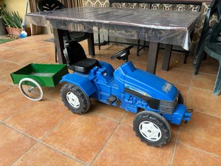 Tractor de pedales azul con remolque