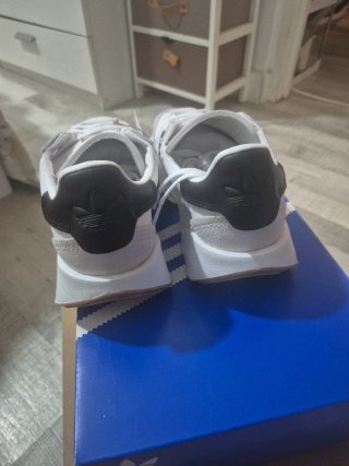 Zapatillas Adidas Blancas y Negras