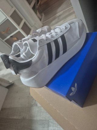 Zapatillas Adidas Blancas y Negras