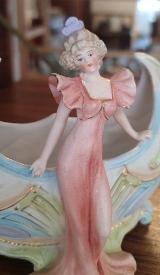 Centro de mesa Art Nouveau mujer biscuit