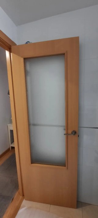 Puerta de madera con cristal