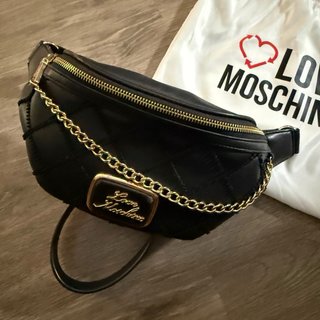 Riñonera Love Moschino Negra Acolchada Cadena