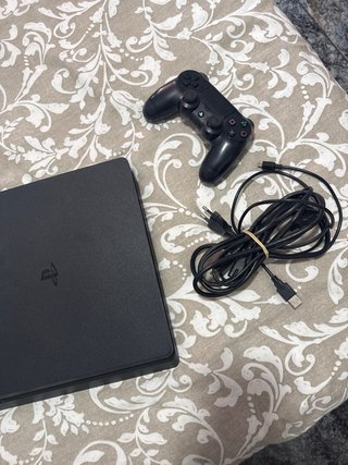 PS4 Slim Negra + Mando y Cables