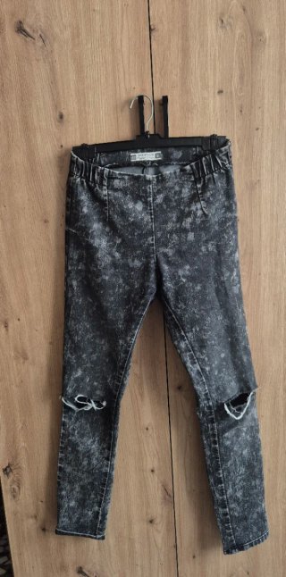 Pantalón vaquero gris desgastado con rotos
