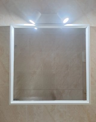 Mueble de baño con lavabo, grifo, espejo y focos.