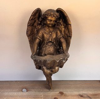Benditera decorativa con ángel estilo neobarroco