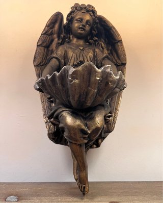 Benditera decorativa con ángel estilo neobarroco