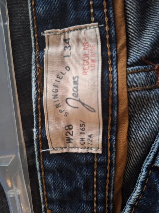 Pantalón tejano desgastado casi nuevo. Talla 28