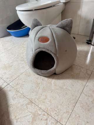 Cama para mascotas casi nueva , el precio es x u/d