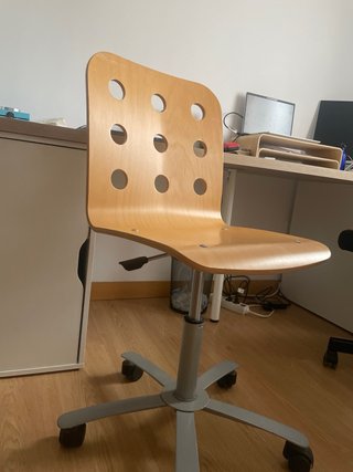 Silla de escritorio madera, con ruedas.