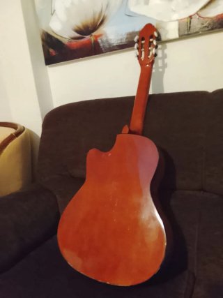 Guitarra Española Clásica, con puente despegado.
