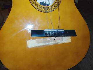 Guitarra Española Clásica, con puente despegado.