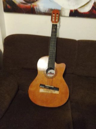 Guitarra Española Clásica, con puente despegado.