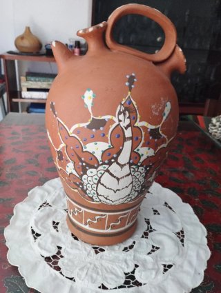 Botijo de barro decorado a mano