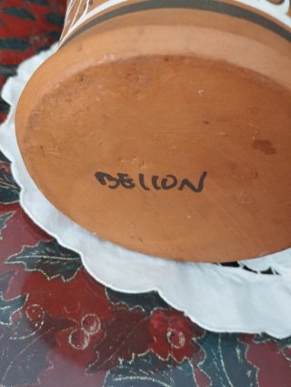 Botijo de barro decorado a mano