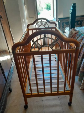 Cuna de madera para bebé