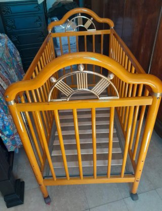 Cuna de madera para bebé