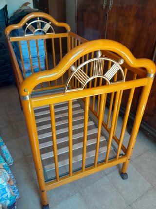 Cuna de madera para bebé