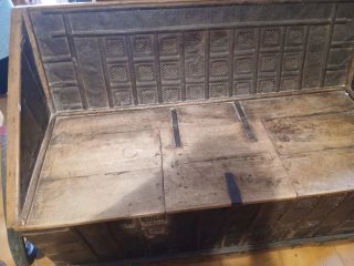Cassapanca antica in legno e metallo