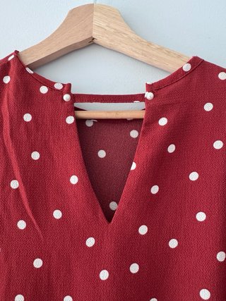 Blusa de lunares roja y blanca