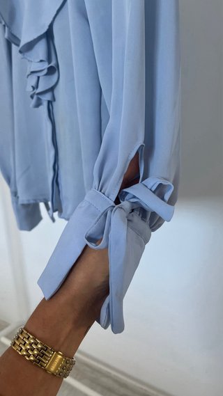 Blusa Zara azul con volantes