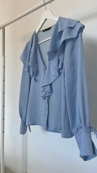 Blusa Zara azul con volantes