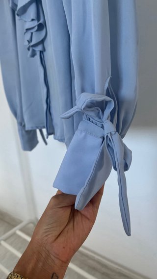 Blusa Zara azul con volantes