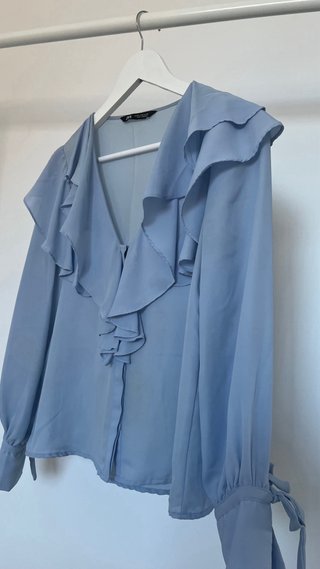 Blusa Zara azul con volantes